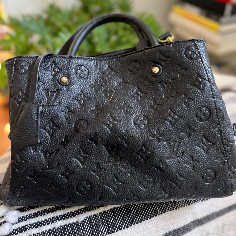 Designer Inspired purse with top handles & strap.